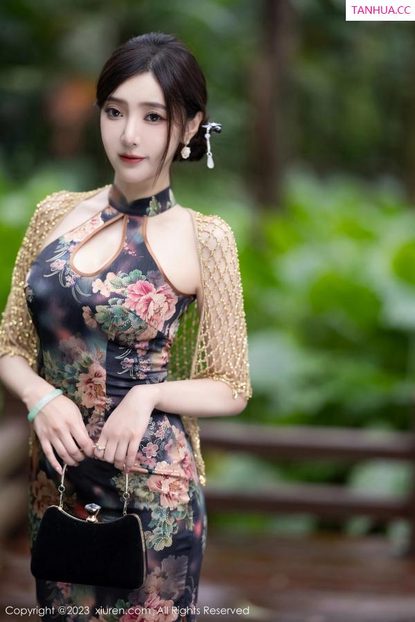 王馨瑶  [XiuRen]高清写真图 2023.10.11 No.7495 王馨瑶yanni 美腿旗袍第3张图片